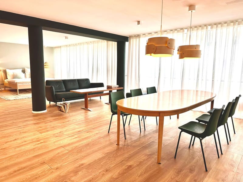 Offenes Loft mit Esstisch und Vintage-Möbeln – Emmas Lofts Essen